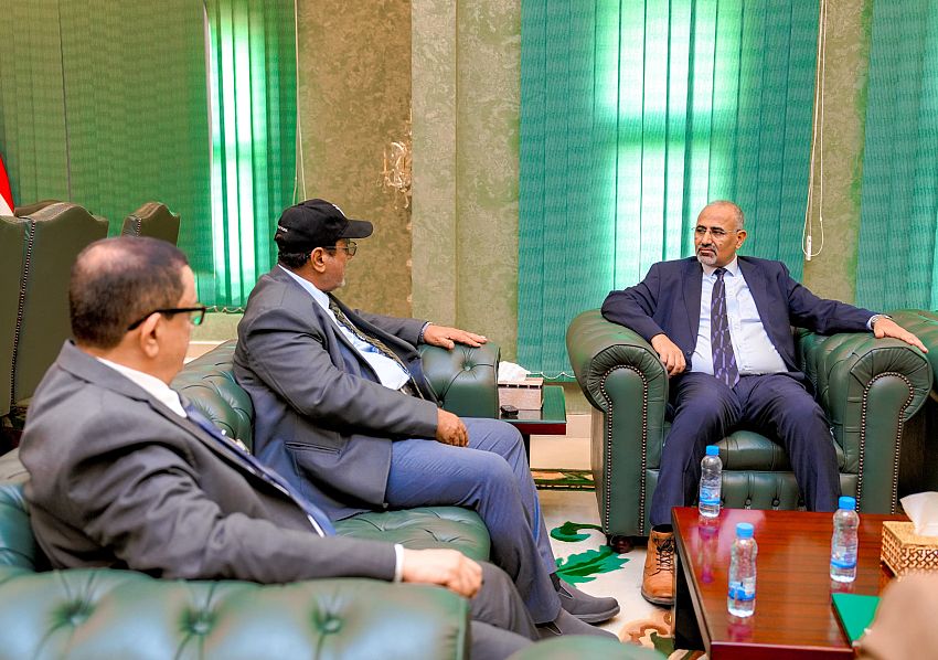 اللواء الزُبيدي يؤكد دعم جهود إعادة بناء قطاع الطيران وتطويره