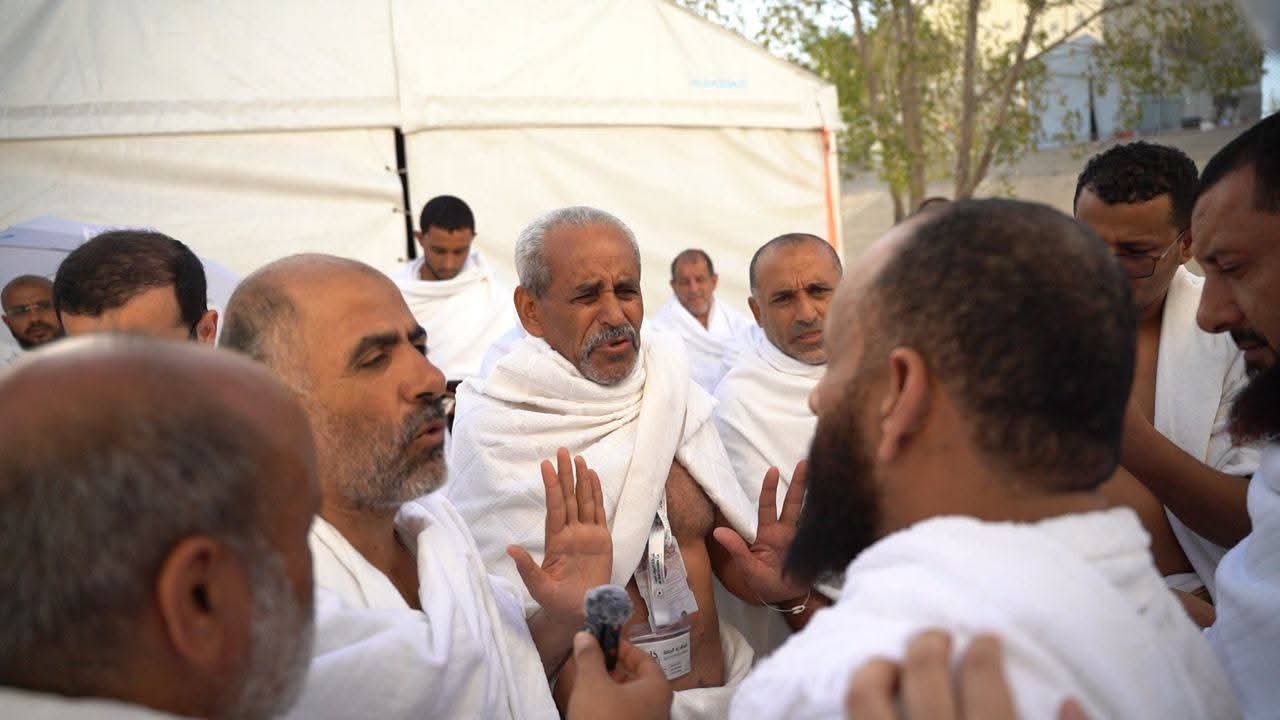 رئيس الوزراء يطمئن على أوضاع الحجاج اليمنيين