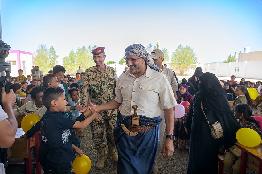 طارق صالح يشارك أبناء الشهداء والجرحى والمقاتلين افراحهم بعيد الأضحى