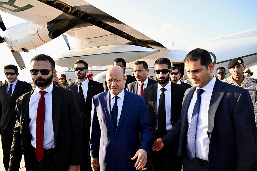 الرئيس العليمي يؤكد من عدن أهمية التركيز على أولوية استعادة وبناء المؤسسات وتخفيف المعاناة