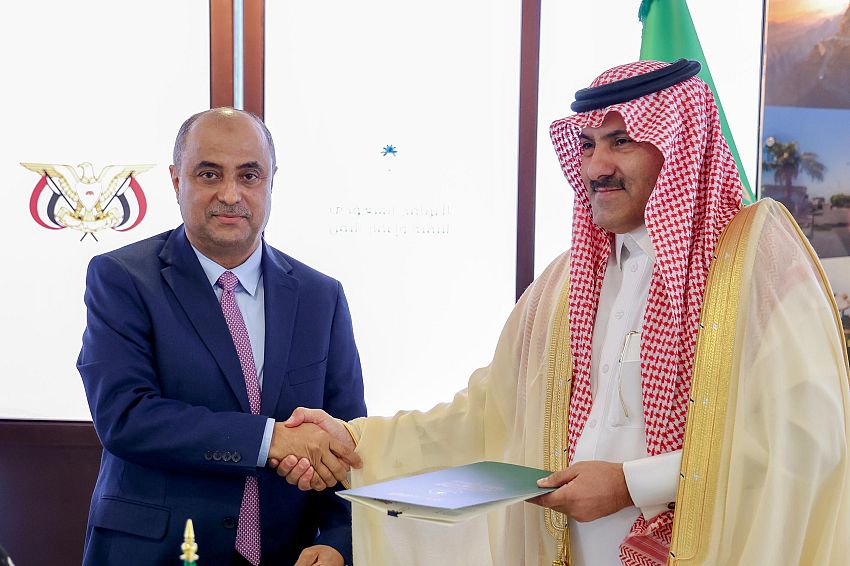 رئيس الوزراء يشهد حفل توقيع اتفاقيتين تنمويتين ومذكرة تفاهم مع البرنامج السعودي لتنمية وإعمار اليمن