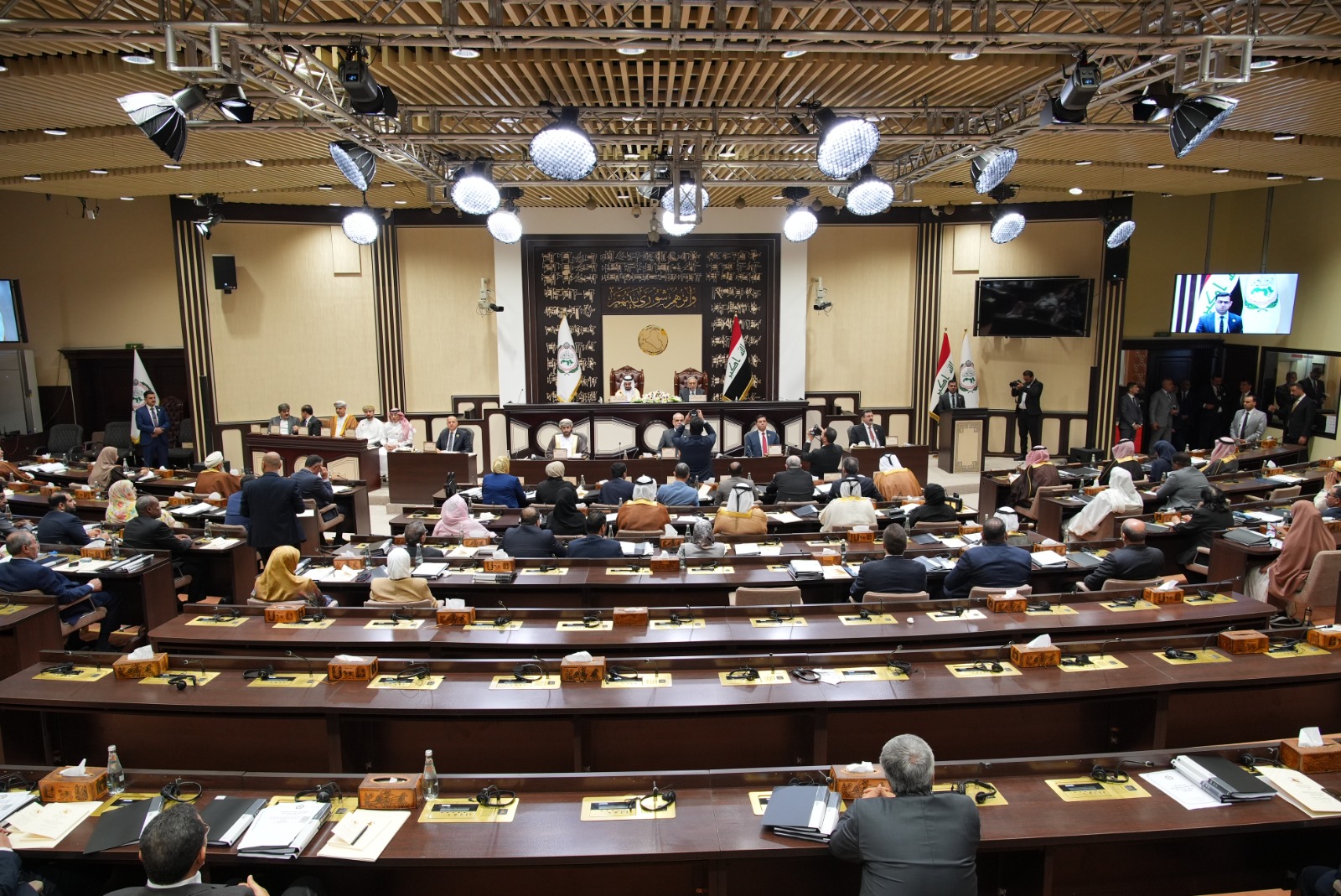 البرلمان العربي يجدد دعمه لمجلس القيادة الرئاسي والحكومة لاستعادة مؤسسات الدولة