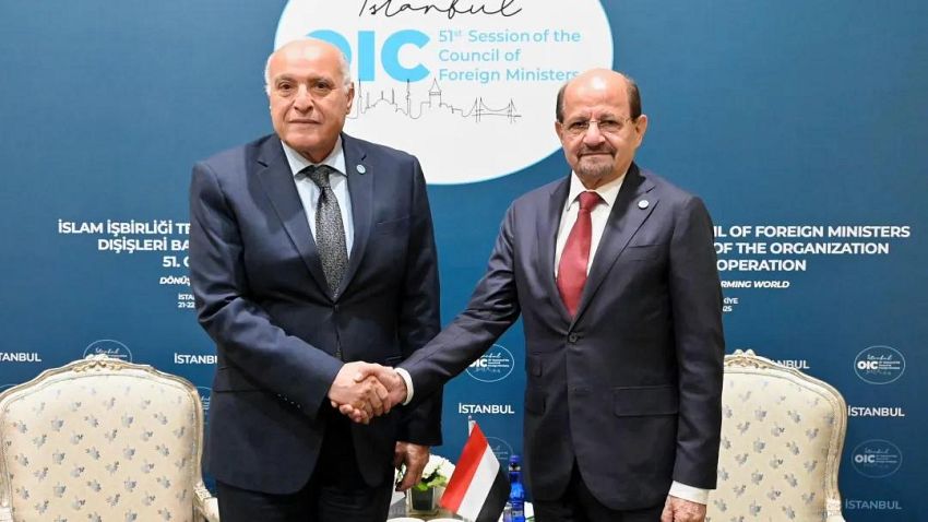 وزير الخارجية يناقش مع نظيره الجزائري تطورات الأوضاع في اليمن