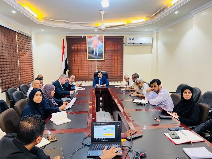 بن عفرار يبحث مع وفد البنك الدولي عدداً من المشاريع في قطاعي المياه والمناخ