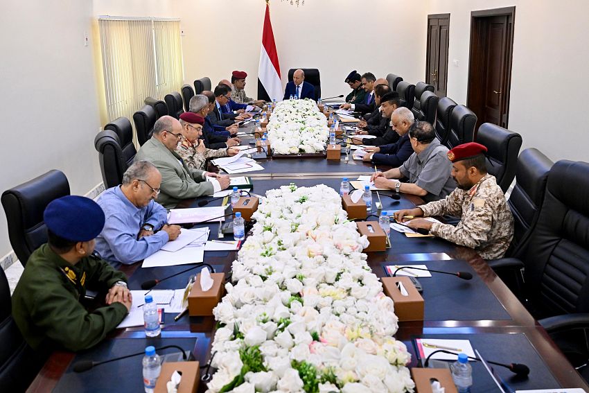 الرئيس العليمي يعقد اجتماعًا باللجنة الأمنية العليا ورؤساء السلطات المحلية في مسرح عمليات المنطقة العسكرية الرابعة