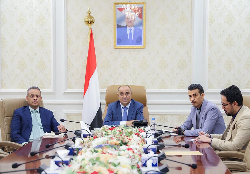 رئيس الوزراء يستعرض مع وزير الدولة البريطاني علاقات التعاون المشتركة