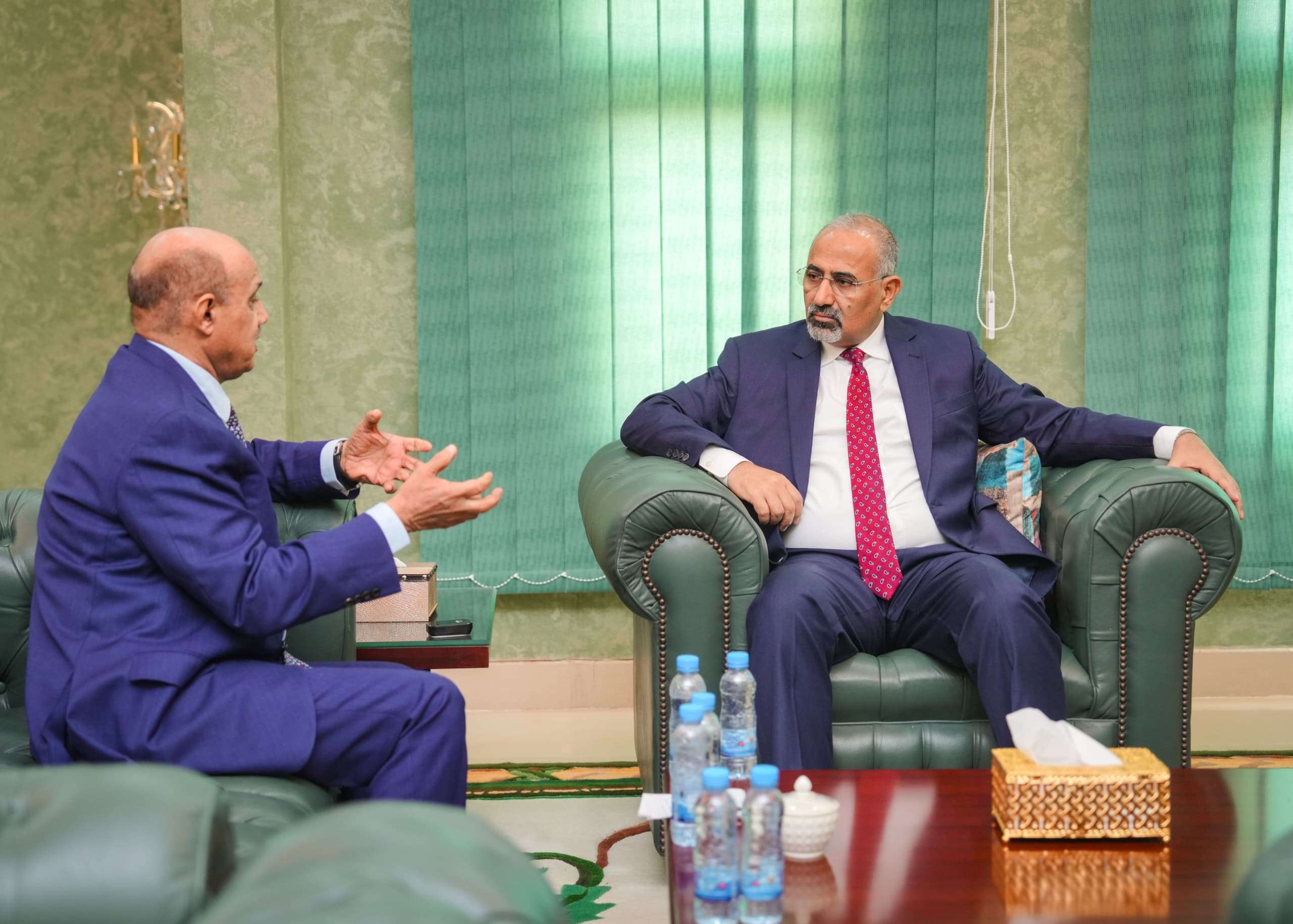 الزُبيدي يطّلع على إجراءات البنك المركزي لضبط القطاع المالي والمصرفي