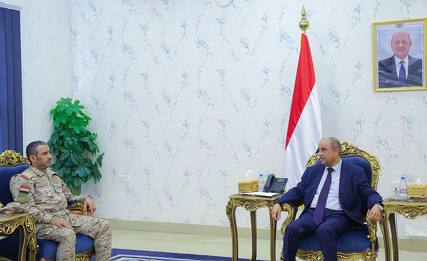 بن بريك يعقد اجتماعاً عسكرياً برئيس الأركان ورؤساء الهيئات والدوائر بوزارة الدفاع