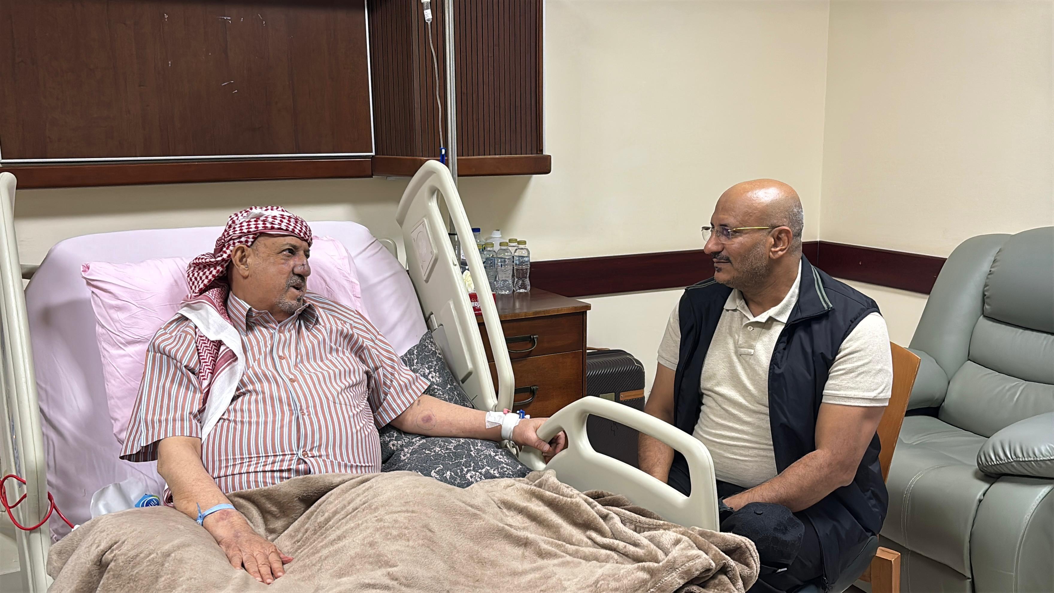 عضو مجلس القيادة طارق صالح يزور سلطان البركاني للاطمئنان على صحته