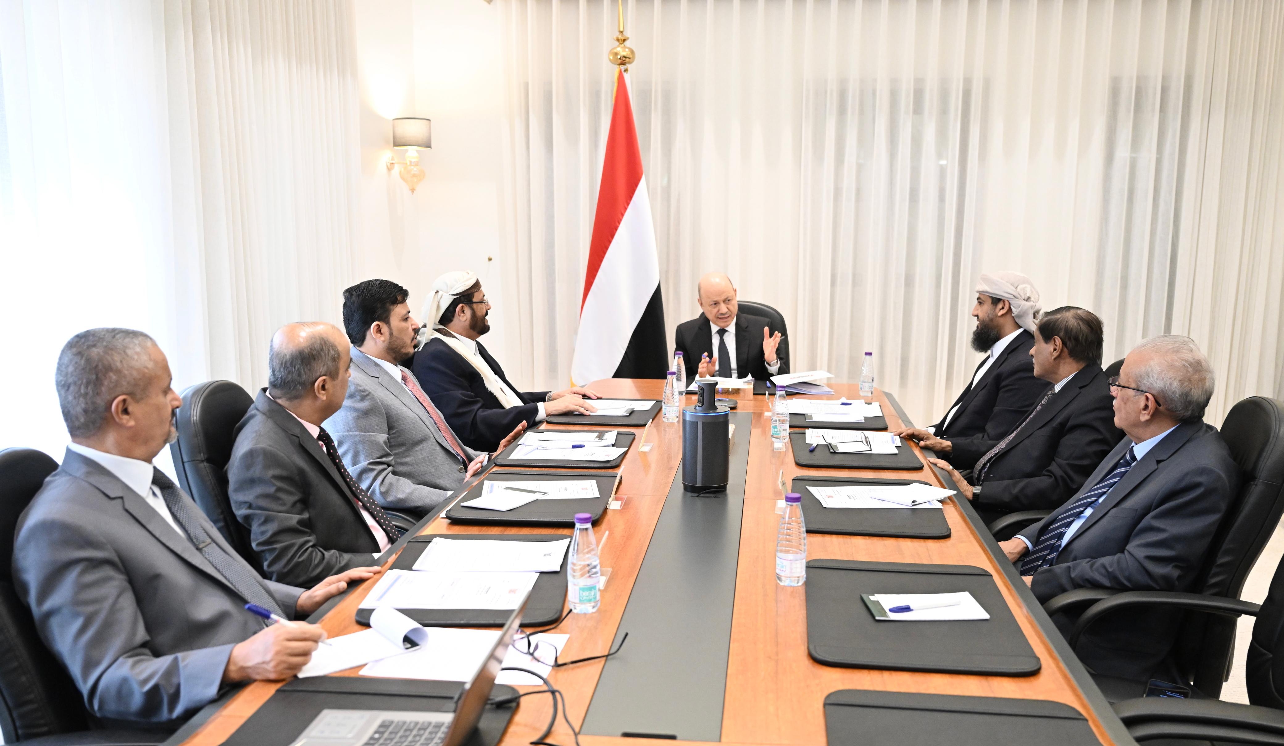 مجلس القيادة يناقش المستجدات الأمنية ويقر خطوات لاستكمال دمج الأجهزة الاستخبارية