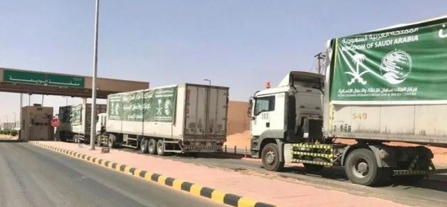 330 شاحنة إغاثية مقدمة من مركز الملك سلمان للإغاثة تعبر منفذ الوديعة