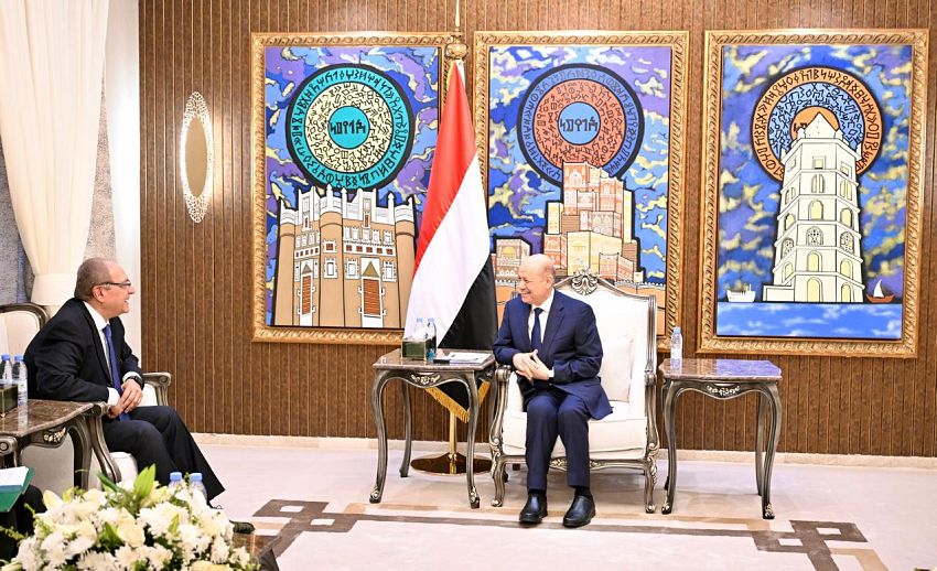 رئيس مجلس القيادة الرئاسي يستقبل سفير جمهورية مصر العربية