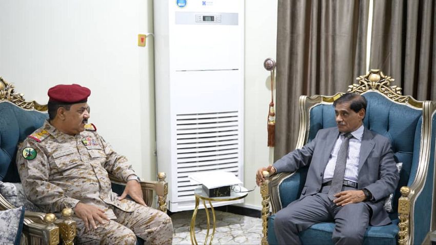 البحسني يطلع من وزير الدفاع على مستجدات الأوضاع العسكرية