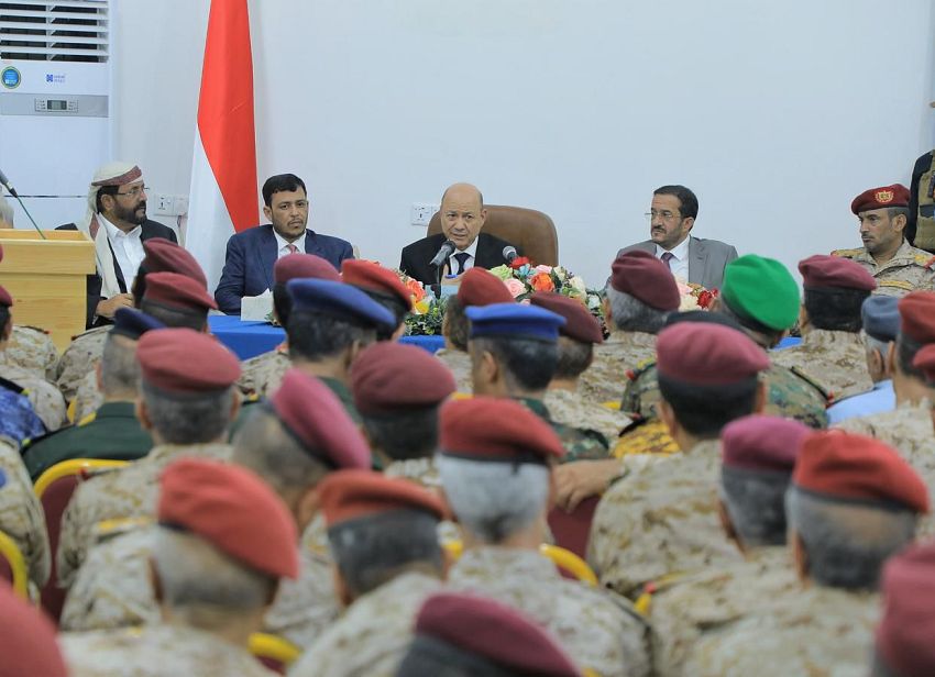 رئيس مجلس القيادة يرأس اجتماعاً لقادة الجيش ويشيد بالجاهزية القتالية العالية